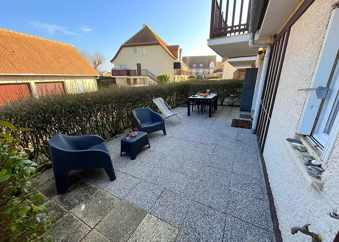 Apartment Petite Cour Privee - A 1minute A Pied De La Merville-Franceville-Plage