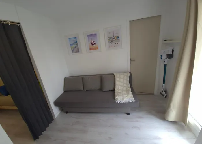 Apartment Petite Cour Privee - A 1minute A Pied De La Merville-Franceville-Plage