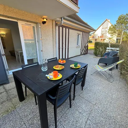 Petite Cour Privee - A 2 Minutes A Pied De La * Merville-Franceville-Plage
