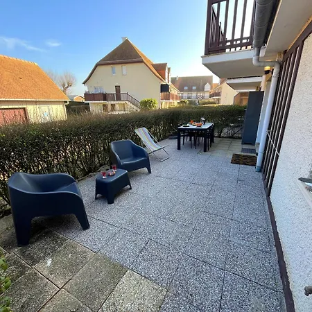 Apartment Petite Cour Privee - A 2 Minutes A Pied De La Merville-Franceville-Plage
