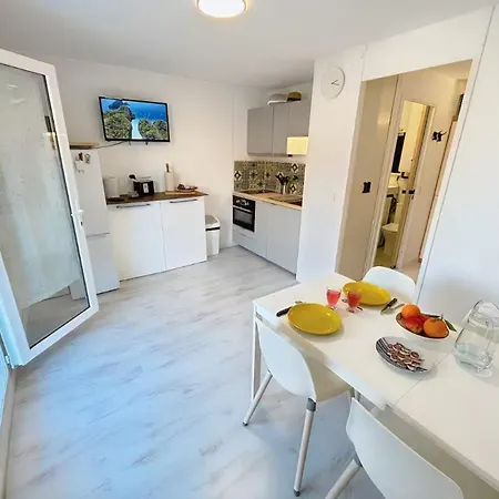 Petite Cour Privee - A 2 Minutes A Pied De La Merville-Franceville-Plage