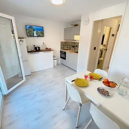 Apartment Petite Cour Privee - A 2 Minutes A Pied De La