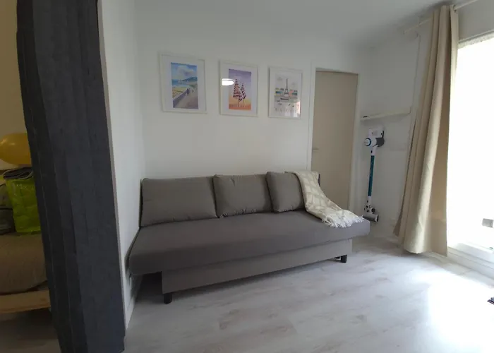 Petite Cour Privée - à 1minute à Pied De La Merville-Franceville-Plage