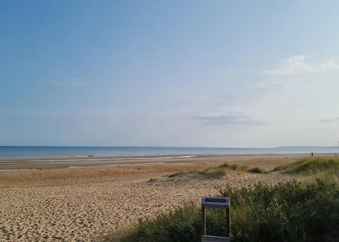Petite Cour Privée - à 1minute à Pied De La Merville-Franceville-Plage